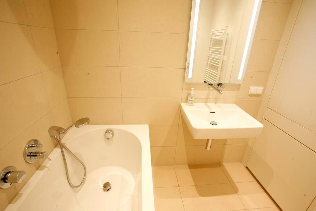 Top Central Apartment On Karlsplatz Wina Bagian luar foto